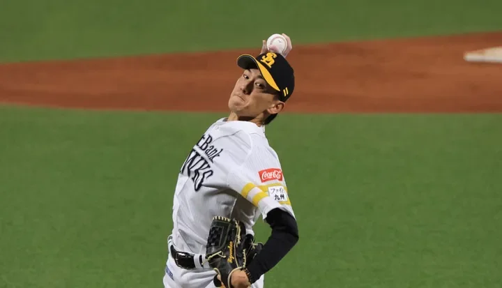 A fourth-year right-hander who leads The Hawks starting rotation. Analyzing Ryosuke Otsu 's "magic pitch" with data.